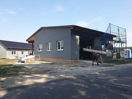 Moderner Neubau mit klarer Fassadengestaltung